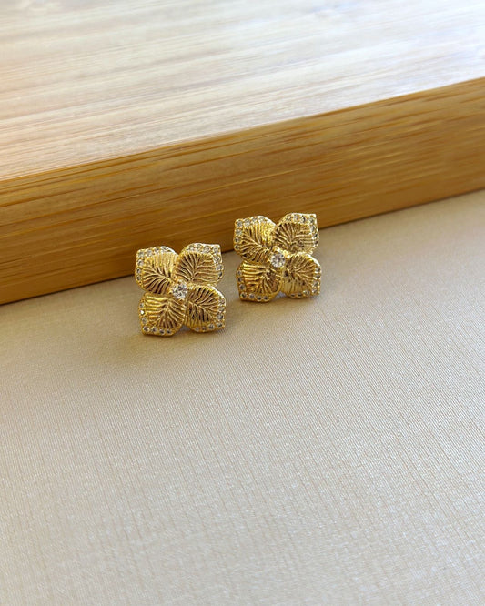 Brinco flor com zircônia.