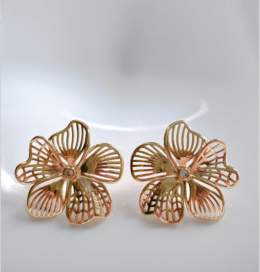 Brinco flor vazado. Com ponto de luz de pedra.